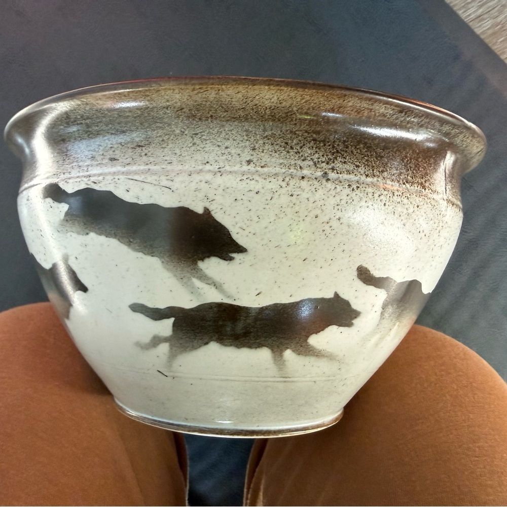 Thomas Norby Signed 1995 Artistic Ceramic Bowl with 8 Wolf Wolves Design